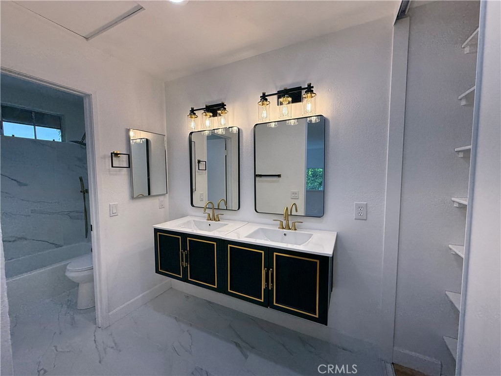 https://media.crmls.org/medias/5ef0af71-af37-4a06-be27-b036a82e7355.jpg?preset=X-Large