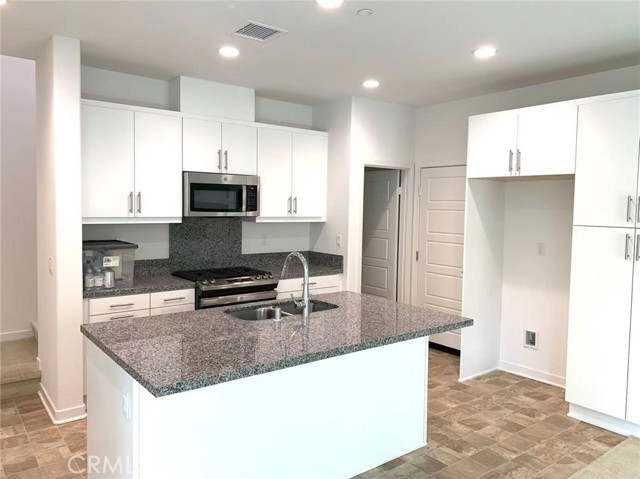 6938 Stonecrop Lane, Fontana CA: https://media.crmls.org/medias/5ef5e466-e7a3-4f2b-81f2-fbb978c6db85.jpg