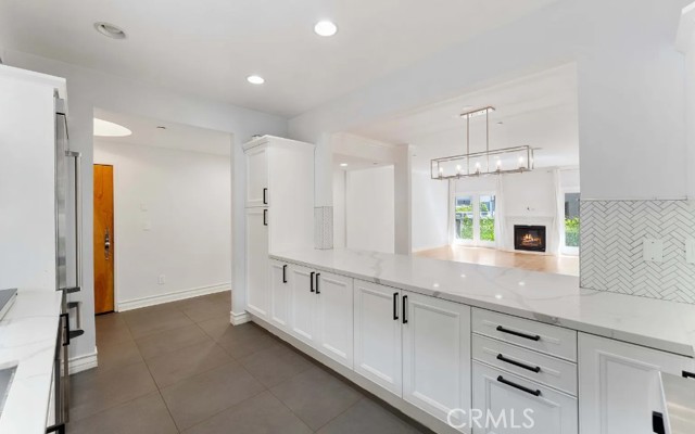 Detail Gallery Image 6 of 21 For 118 S Clark Dr #205,  West Hollywood,  CA 90048 - 3 Beds | 2/1 Baths