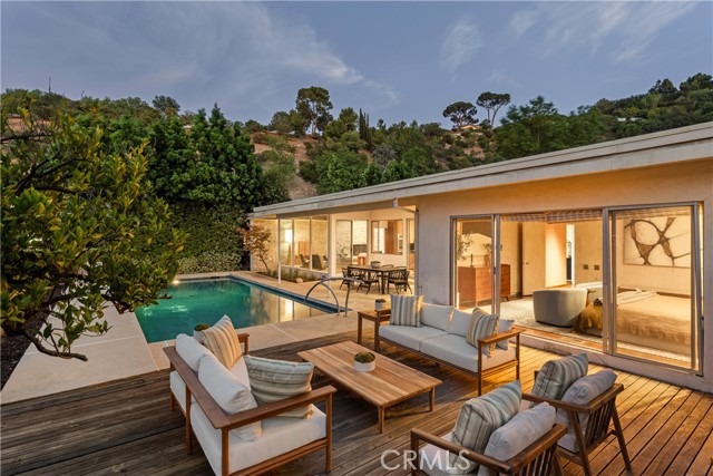 Detail Gallery Image 21 of 42 For 3511 Stonehill Pl, Sherman Oaks,  CA 91423 - 5 Beds | 3 Baths