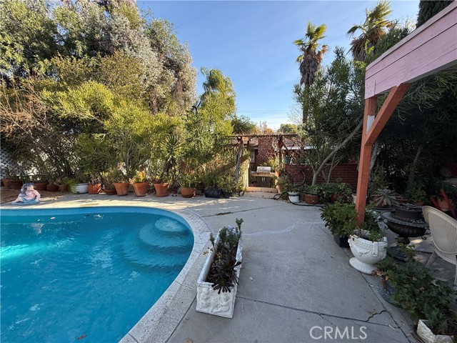 Detail Gallery Image 11 of 13 For 5657 Winnetka Ave, Woodland Hills,  CA 91367 - 3 Beds | 2 Baths