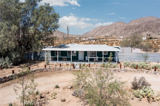 4574 Avenida Del Sol, Joshua Tree CA: https://media.crmls.org/medias/5efcb03f-ca8c-48fd-8524-ccc1f52cae44.jpg