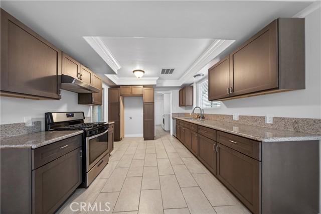 Detail Gallery Image 5 of 32 For 6906 Mclennan Ave, Lake Balboa,  CA 91406 - 3 Beds | 3 Baths