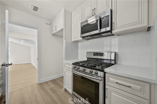 Detail Gallery Image 12 of 32 For 13358 Blythe St, North Hollywood,  CA 91605 - 3 Beds | 2/1 Baths