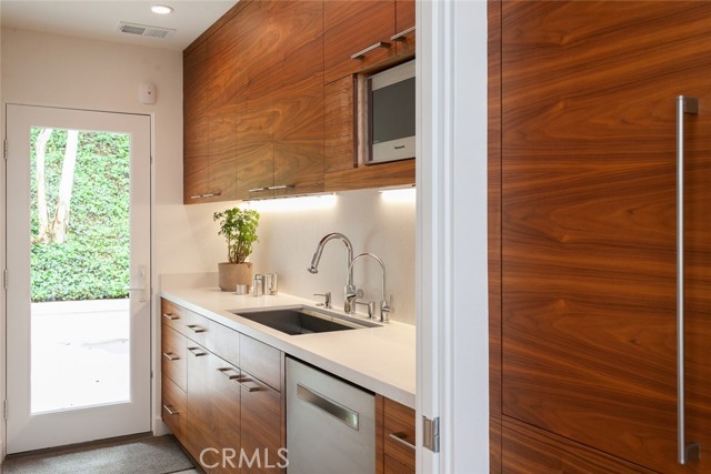 Detail Gallery Image 9 of 28 For 11 Greenbriar, Newport Beach,  CA 92660 - 3 Beds | 2/1 Baths
