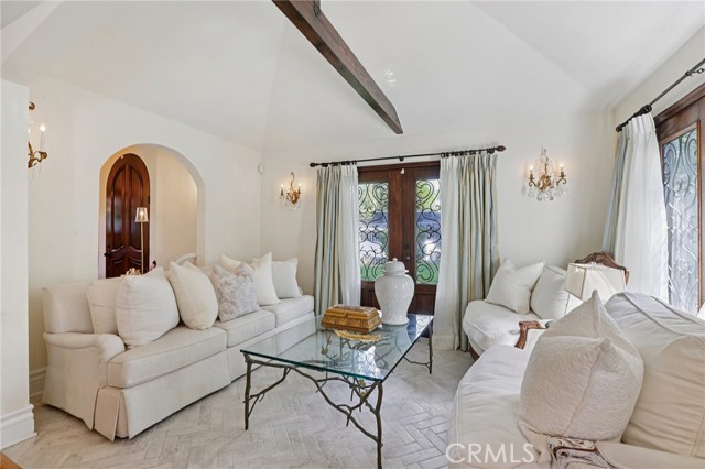 Detail Gallery Image 3 of 54 For 22015 Independencia St, Woodland Hills,  CA 91364 - 3 Beds | 2 Baths