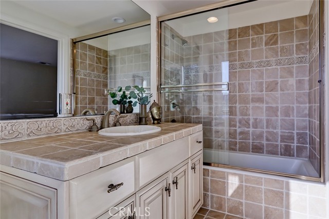 En suite bath 3