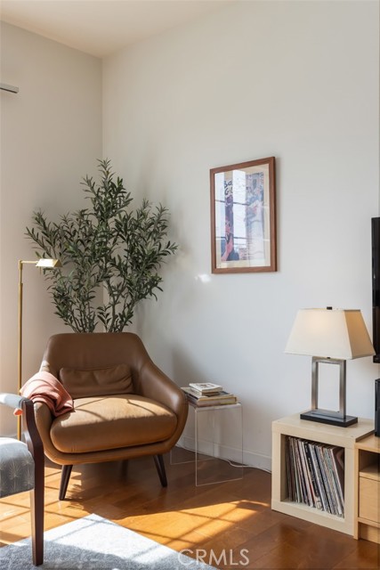 Detail Gallery Image 8 of 55 For 11445 Moorpark, Studio City,  CA 91602 - 2 Beds | 2/1 Baths