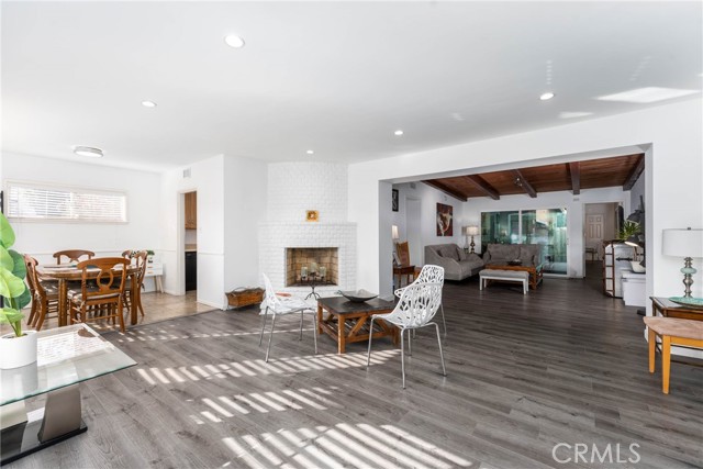 Detail Gallery Image 12 of 60 For 14027 Wyandotte St, Van Nuys,  CA 91405 - 4 Beds | 4 Baths