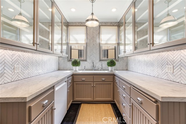580 S Sweetzer Ave, Los Angeles CA: https://media.crmls.org/medias/5f076858-d45a-42e5-9a41-c1fd0bac332c.jpg
