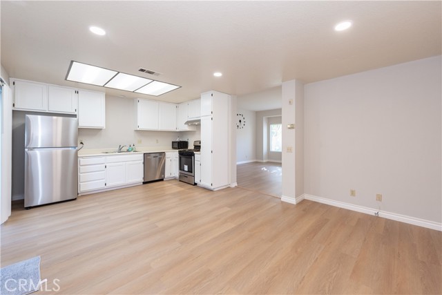 656 Springbrook N, Irvine CA: https://media.crmls.org/medias/5f0a7e59-69a2-4602-8231-bcfc6361873a.jpg