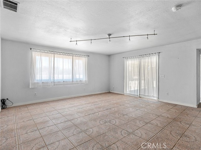 18425 Owatonna Road, Apple Valley CA: https://media.crmls.org/medias/5f0b498e-95d8-4387-b43f-bae19d423898.jpg