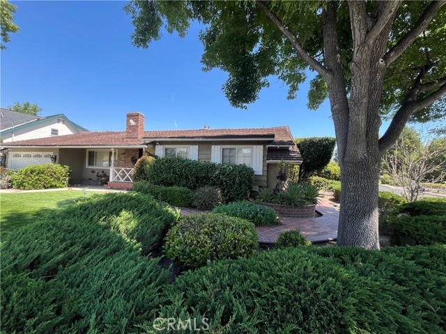 1006 Vanderbilt Avenue, Claremont CA: https://media.crmls.org/medias/5f0b82bc-97ab-406b-84d5-e0d4e213fe78.jpg