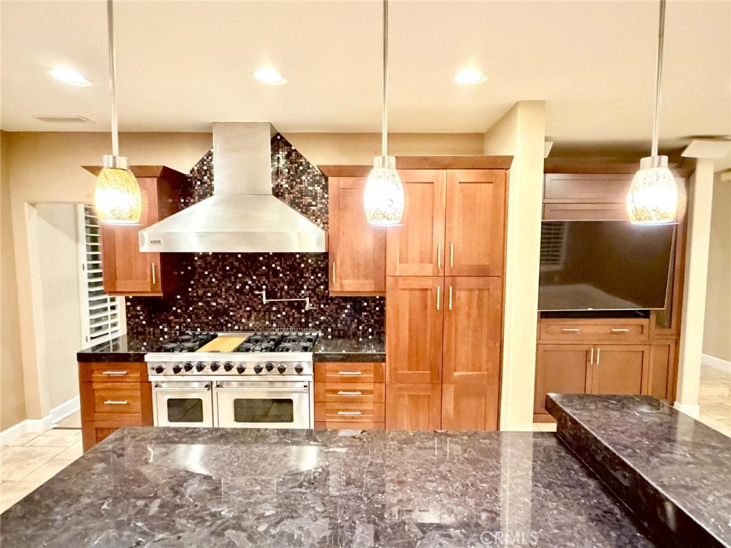https://media.crmls.org/medias/5f0e4b93-87e5-4a0a-a586-c81914adcd11.jpg?preset=X-Large