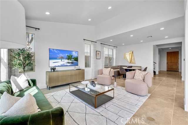 218 Collino, Irvine CA: https://media.crmls.org/medias/5f12ef87-0d6a-459d-9a1c-898b41b1f641.jpg
