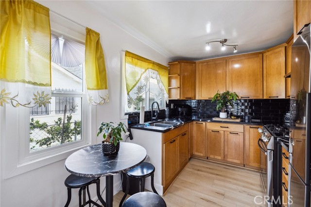 4562 W 17th Street, Los Angeles CA: https://media.crmls.org/medias/5f14c57d-4a02-4094-a3d8-61211a64a84c.jpg