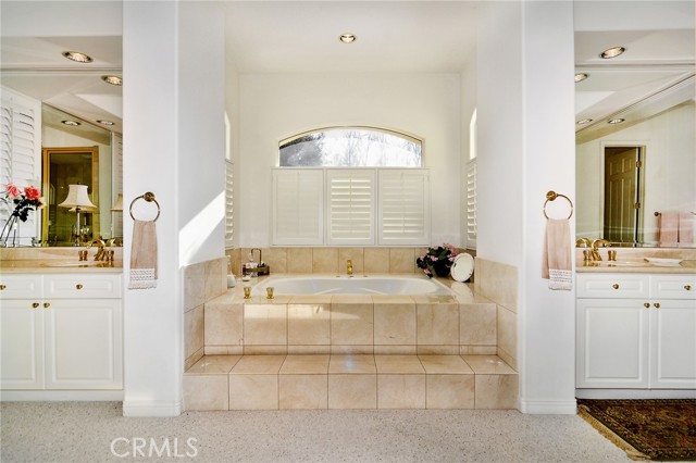 25339 Prado De Los Arboles, Calabasas CA: https://media.crmls.org/medias/5f16d4f4-a50e-4970-b7e1-9ebb895ed95f.jpg