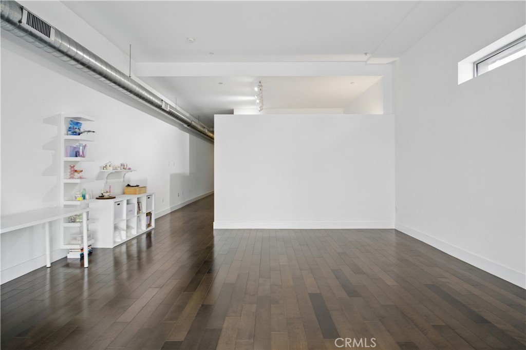 https://media.crmls.org/medias/5f1bf097-e371-4782-998c-28b807774058.jpg?preset=X-Large