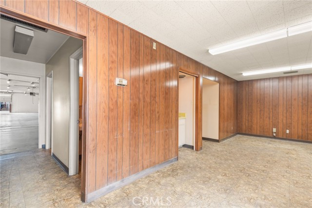 Image 16 of 37 For 10885 Thienes Avenue