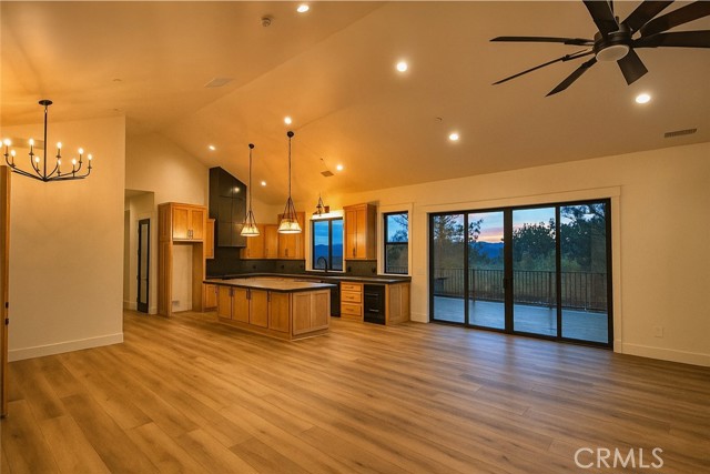 22603 Windward Road, Lake Arrowhead CA: https://media.crmls.org/medias/5f1df769-33f3-4f5b-b988-ac180c64d52d.jpg