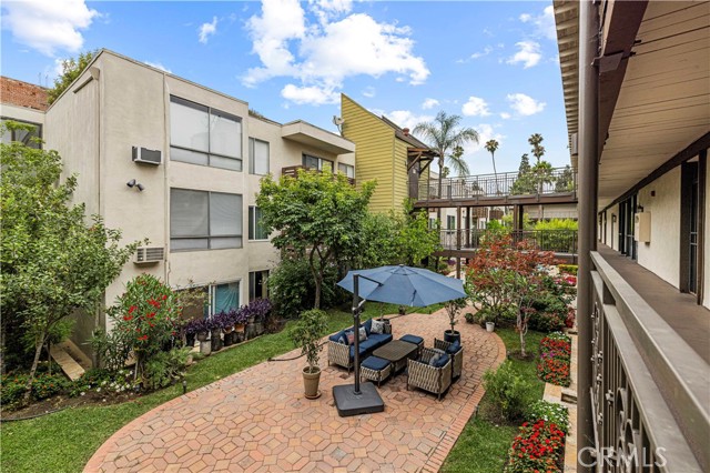525 S Ardmore Ave, Los Angeles CA: https://media.crmls.org/medias/5f21fcd5-3976-4464-89c5-a51148f14e4e.jpg