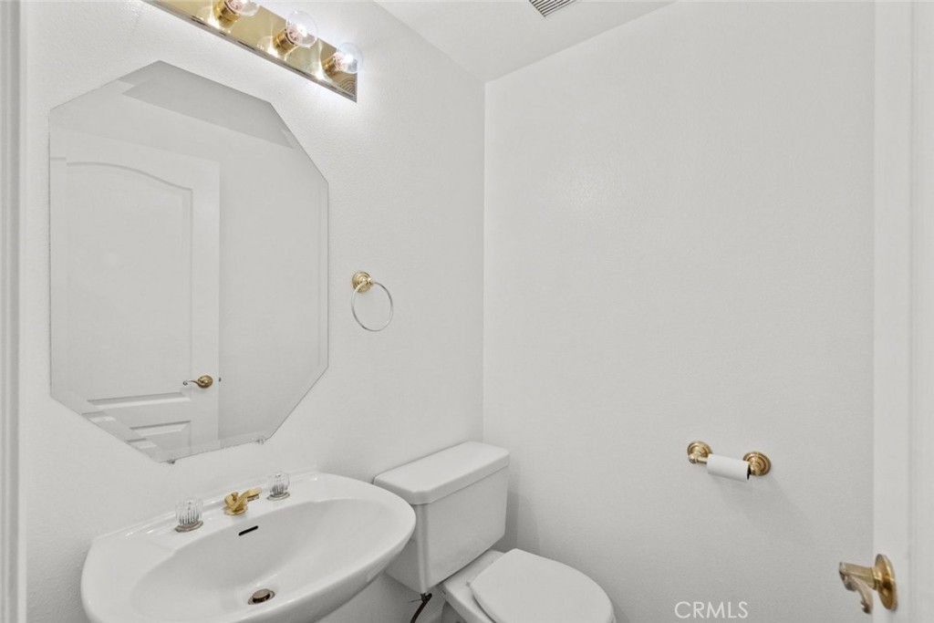 https://media.crmls.org/medias/5f227ae7-838c-41a2-b23a-b1f36d8d0a87.jpg?preset=X-Large