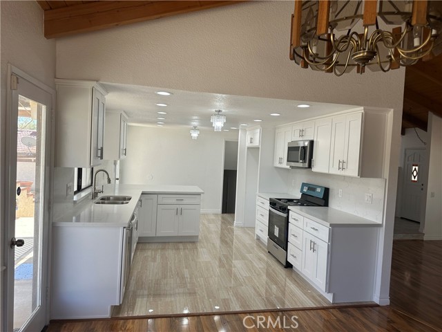 Detail Gallery Image 7 of 36 For 16485 Wintun Rd, Apple Valley,  CA 92307 - 5 Beds | 2/1 Baths