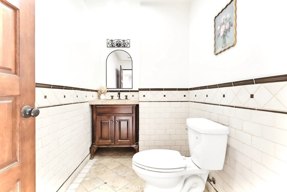 https://media.crmls.org/medias/5f2a6d85-0abc-4a0c-b997-421b9e034306.jpg?preset=X-Large