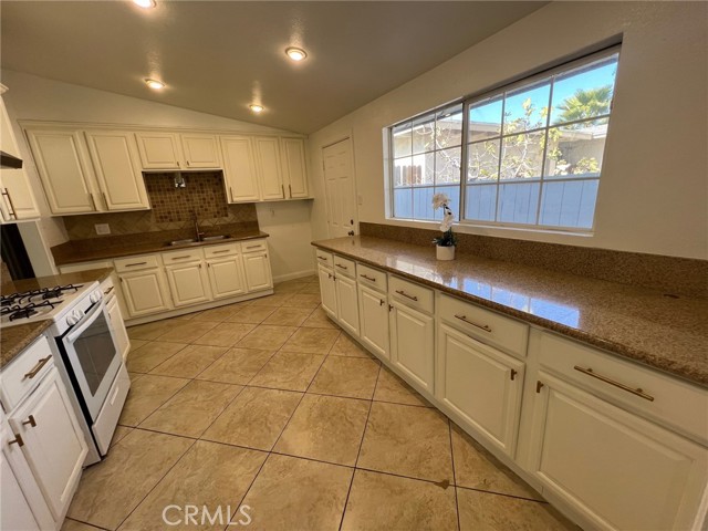 Detail Gallery Image 9 of 10 For 7061 Newbury Ave, San Bernardino,  CA 92404 - 4 Beds | 2 Baths