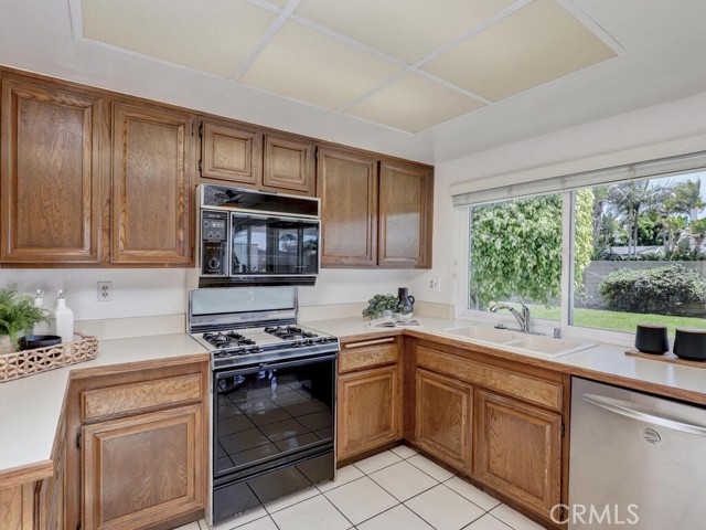 Detail Gallery Image 22 of 54 For 18022 Dellglen Cir, Huntington Beach,  CA 92647 - 4 Beds | 3 Baths