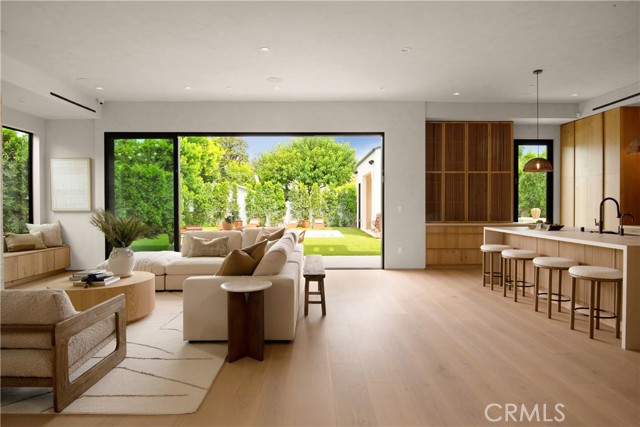 Detail Gallery Image 10 of 22 For 4500 Calhoun Ave, Sherman Oaks,  CA 91423 - 4 Beds | 4/1 Baths
