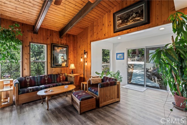 Detail Gallery Image 9 of 37 For 1555 Moon Dr, Lake Arrowhead,  CA 92352 - 2 Beds | 2 Baths