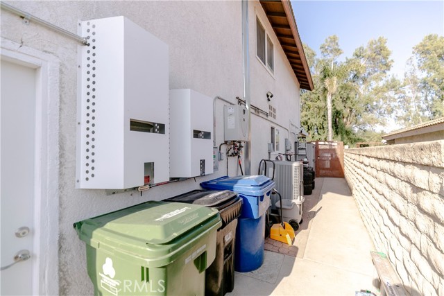 10670 Deering Avenue, Chatsworth CA: https://media.crmls.org/medias/5f2f5d36-e22d-4ad7-9c94-9ddcac69f7a5.jpg