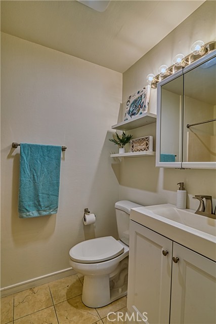 Secondary Bathroom with Tub/shower.