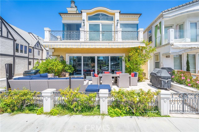 59 Rivo Alto Canal, Long Beach CA: https://media.crmls.org/medias/5f35603d-4fb8-482d-9dc0-f417c6f622ed.jpg