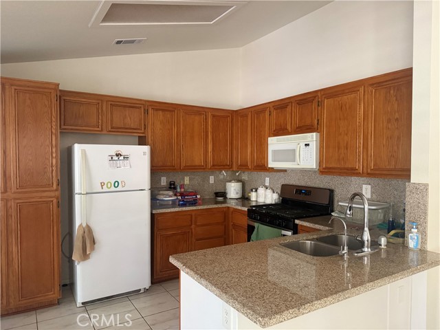 Detail Gallery Image 11 of 28 For 416 S Tamarisk Ave, Rialto,  CA 92376 - 4 Beds | 2 Baths