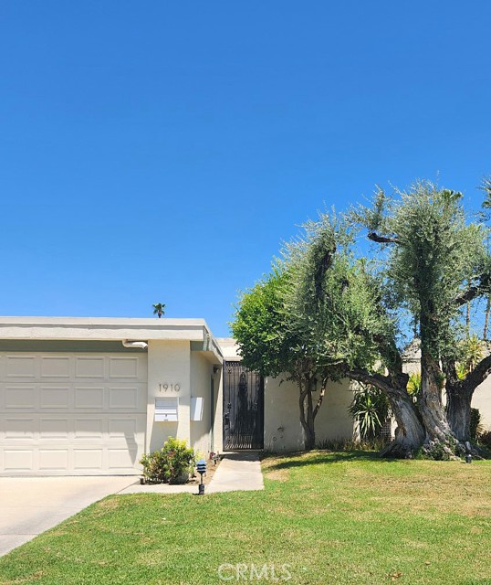 Detail Gallery Image 1 of 27 For 1910 Grand Bahama Dr, Palm Springs,  CA 92264 - 2 Beds | 2 Baths