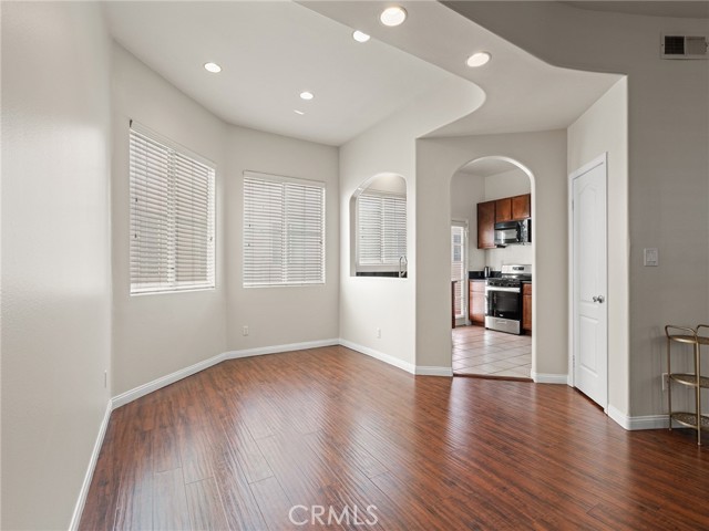 Detail Gallery Image 4 of 30 For 408 W Queen St #111,  Inglewood,  CA 90301 - 3 Beds | 2/1 Baths