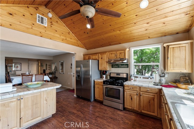 Detail Gallery Image 10 of 34 For 40177 Lakeview Dr, Big Bear Lake,  CA 92315 - 3 Beds | 2 Baths