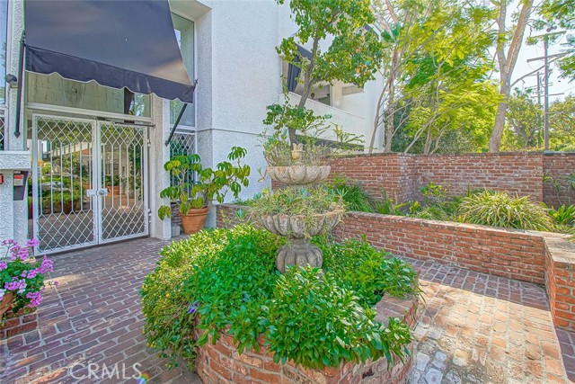 Detail Gallery Image 5 of 59 For 4950 Louise Ave #105,  Encino,  CA 91316 - 2 Beds | 2 Baths