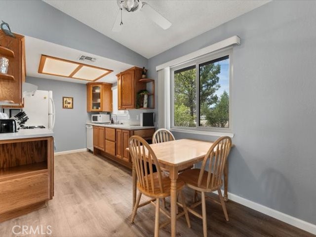 Detail Gallery Image 11 of 48 For 667 Brookridge Dr, Redding,  CA 96003 - 2 Beds | 2 Baths