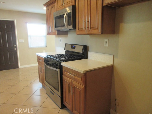 Detail Gallery Image 4 of 15 For 11406 Woodley, Granada Hills,  CA 91344 - 4 Beds | 2 Baths