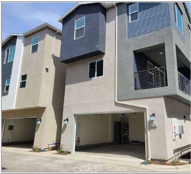 Detail Gallery Image 2 of 4 For 2104 Lacy Crossing Dr, Santa Ana,  CA 92701 - 4 Beds | 3/1 Baths