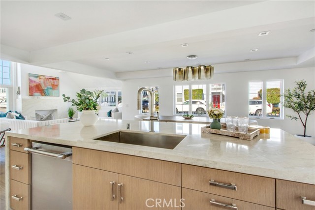 1103 Balboa Avenue, Newport Beach CA: https://media.crmls.org/medias/5f43dbb0-127a-44b8-8d35-82cbdf8392c5.jpg