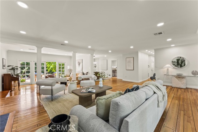Detail Gallery Image 7 of 43 For 4428 Saugus Ave, Sherman Oaks,  CA 91403 - 4 Beds | 4 Baths