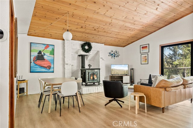 Detail Gallery Image 1 of 31 For 1080 Chateau Dr, Crestline,  CA 92325 - 3 Beds | 2/1 Baths