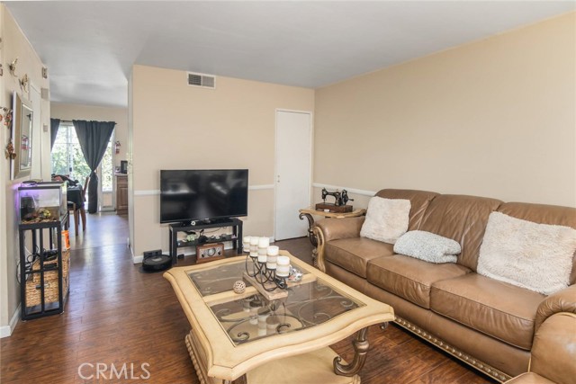 Detail Gallery Image 6 of 19 For 16755 Parthenia St #5,  Northridge,  CA 91343 - 2 Beds | 1/1 Baths