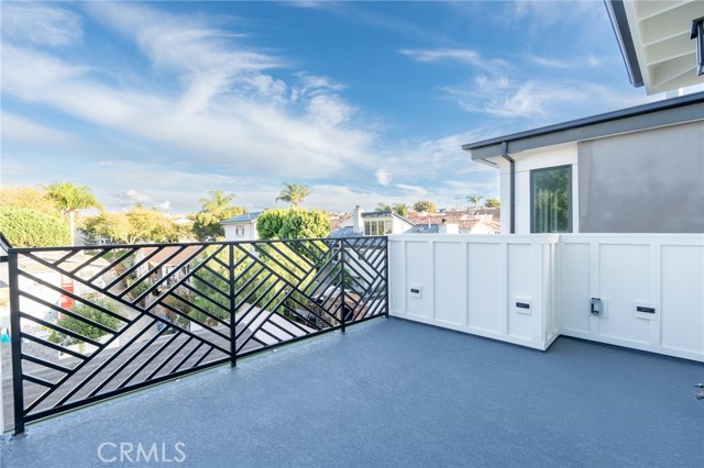 Detail Gallery Image 16 of 44 For 110 S Irena Ave #B,  Redondo Beach,  CA 90277 - 3 Beds | 4/1 Baths