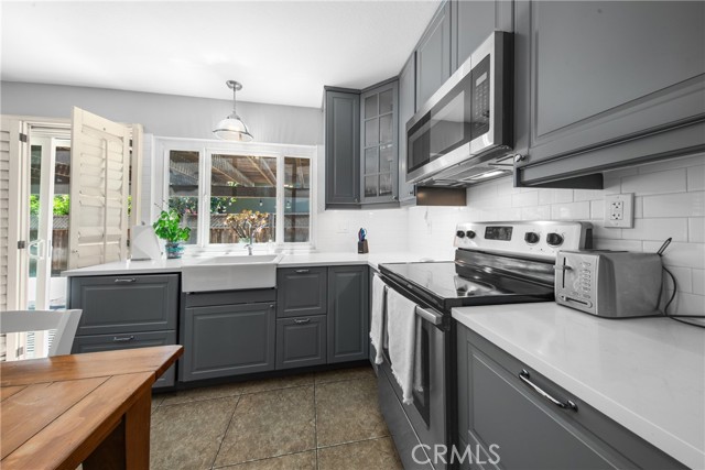 2060 Belgrave Court, Simi Valley CA: https://media.crmls.org/medias/5f4e4d5e-5510-4795-afb7-352c1a8fd668.jpg