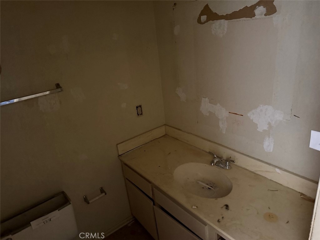 https://media.crmls.org/medias/5f52018f-316f-4b5b-9cef-4d26181c52d6.jpg?preset=X-Large